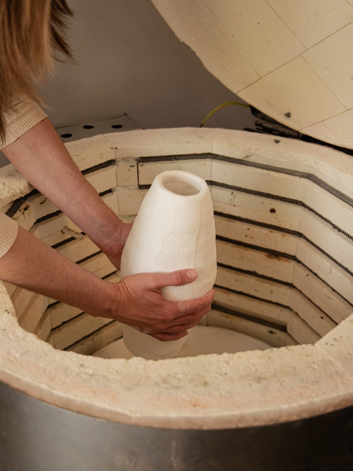 Kiln firing ceramics at 980 to 1000 degrees Celsius
